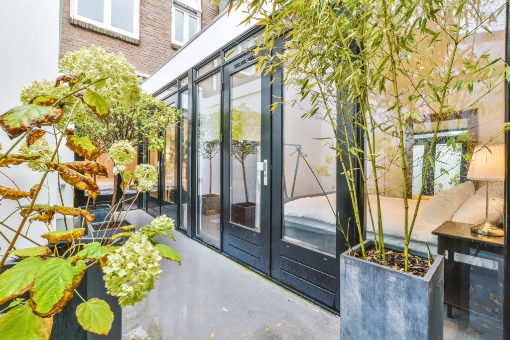 véranda avec mur plein