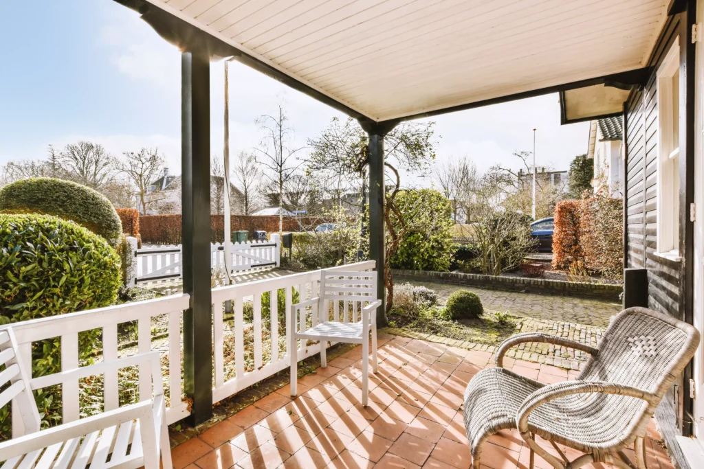 véranda avec mur plein