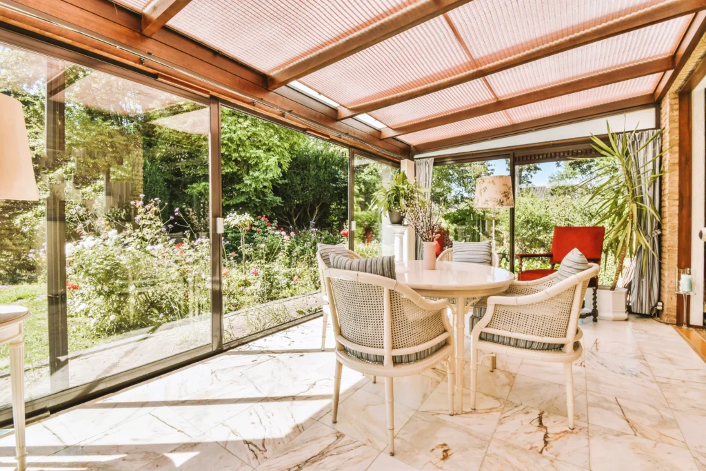 véranda avec mur plein