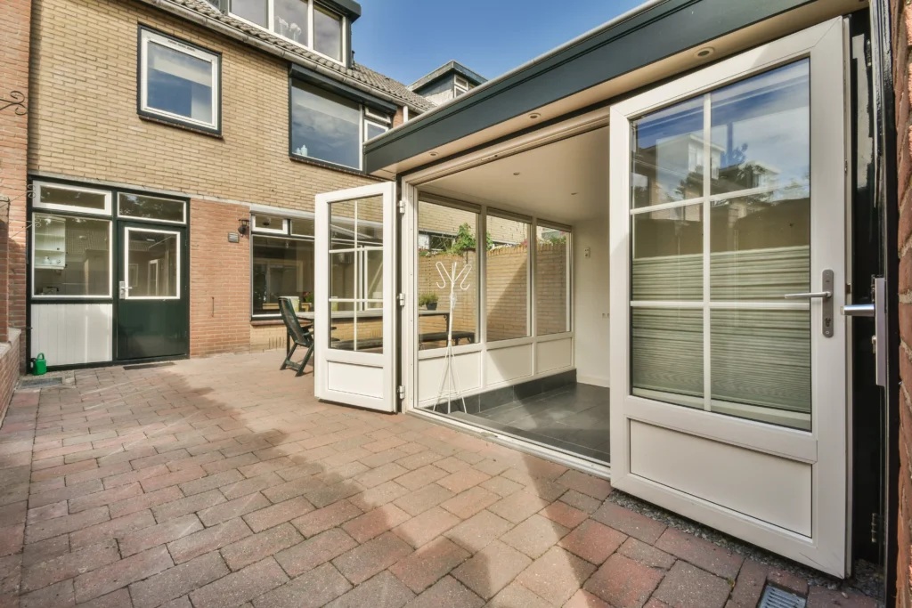 véranda avec mur plein