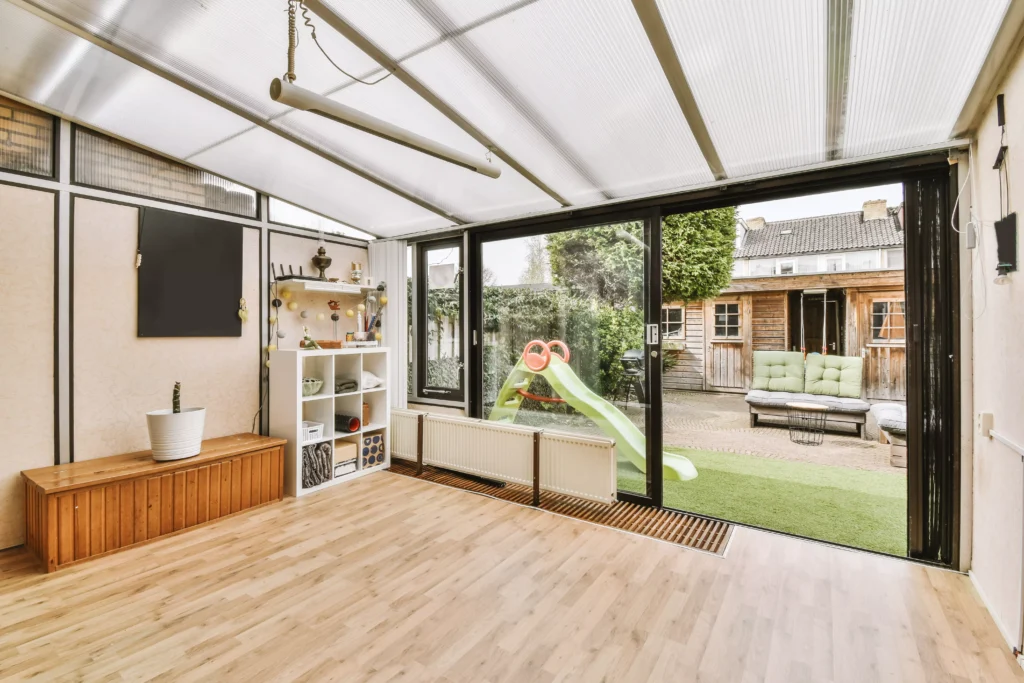 véranda avec mur plein