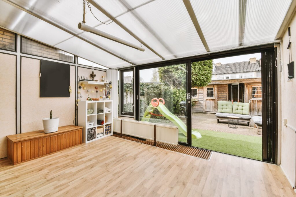 véranda avec mur plein