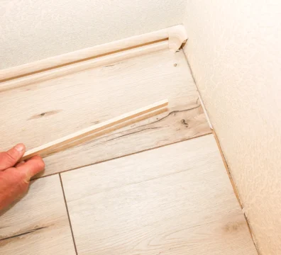 couper des plinthes en angle